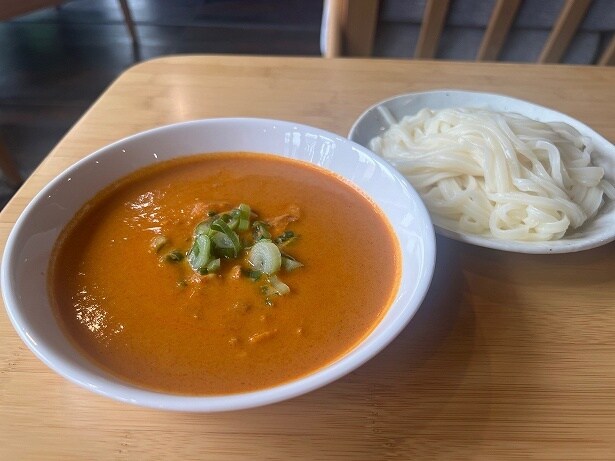 「豆乳バターチキンカレーつけうどん」(1000円)