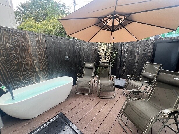 C棟は水風呂が外にあり、ととのい椅子まですぐ!