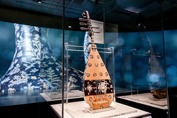 「螺鈿紫檀五絃琵琶」の再現模造。螺鈿で装飾され紫檀で作られた五絃の琵琶は、正倉院を代表する宝物の1つ