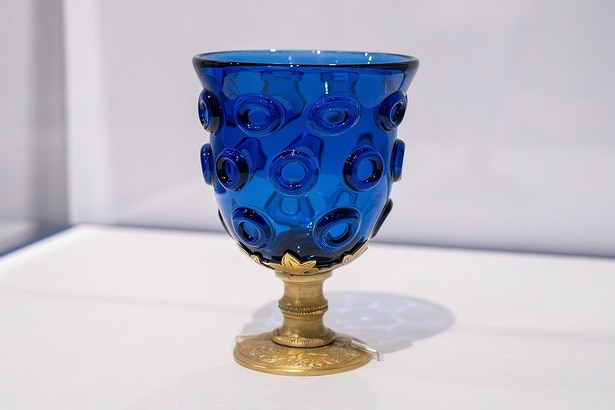 ガラス工芸家の迫田岳臣さんが製作した、瑠璃坏のレプリカ。銀の脚部分は、金属造形家の田中均さんが製作を担当した