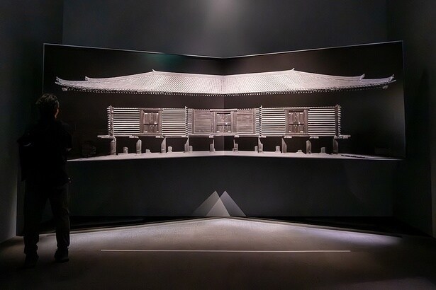 闇に浮かび上がる巨大な正倉院を写真で表現した瀧本さんの作品