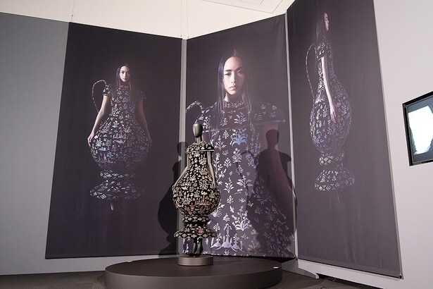 「漆胡瓶」のオリエンタルなフォルムをドレスに落とし込んだ、篠原さんの作品