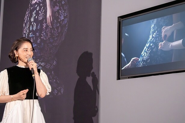 東京会場で初公開されたドレスの制作ドキュメント映像を説明する篠原さん