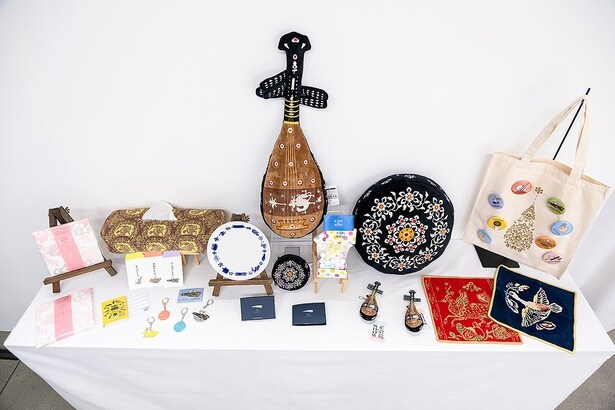 「螺鈿紫檀五絃琵琶ぬいぐるみ」(8580円)など、オリジナルグッズもいっぱい！