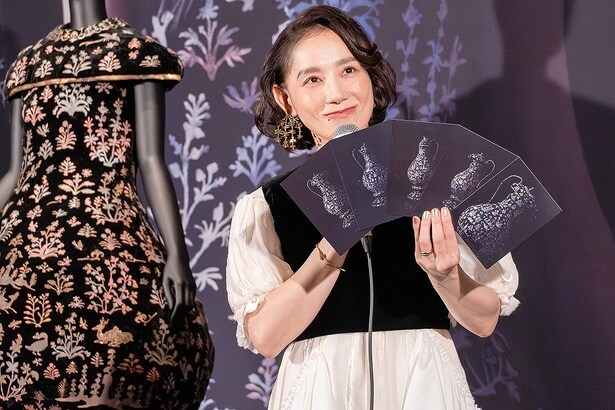 デザインしたドレスのポストカードセット(1100円)を、アピールする篠原ともえさん。夫でアートディレクターの池澤樹さんとコラボレーション！