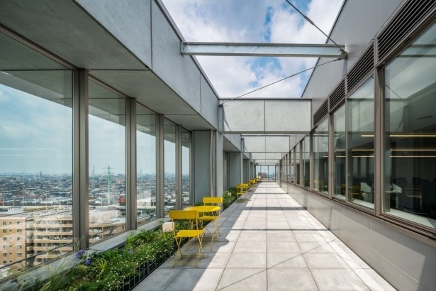 【写真】涼しい風が吹き抜けていく展望テラス