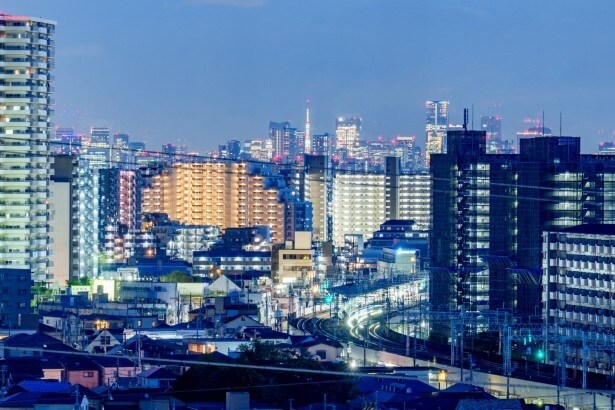 日暮れ時に遠くに見える東京タワー