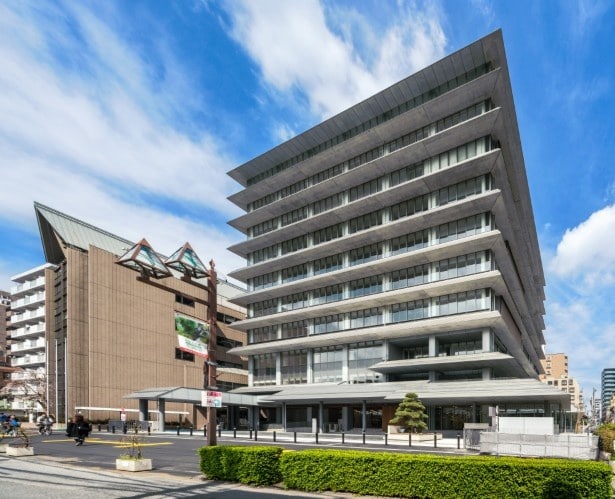 2023年に完成した草加市役所本庁舎。地上36メートルと超高層の建物ではないが、眺望は抜群！