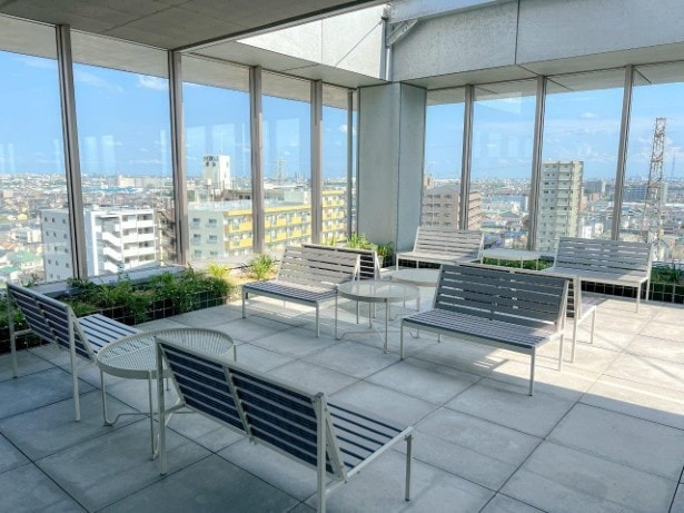 天井があるスペースからも絶景を望むことができる