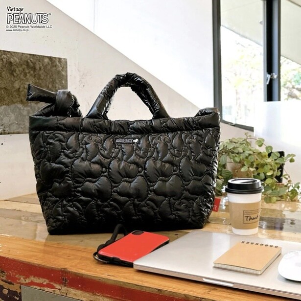スヌーピーのシルエットをキルティングのパターンに！「ROOTOTE」コラボのトートはふかふか＆モチモチな触り心地