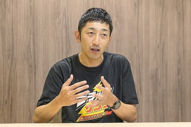 「ブラックサンダー」を世界の人に食べて欲しいと話す河合社長