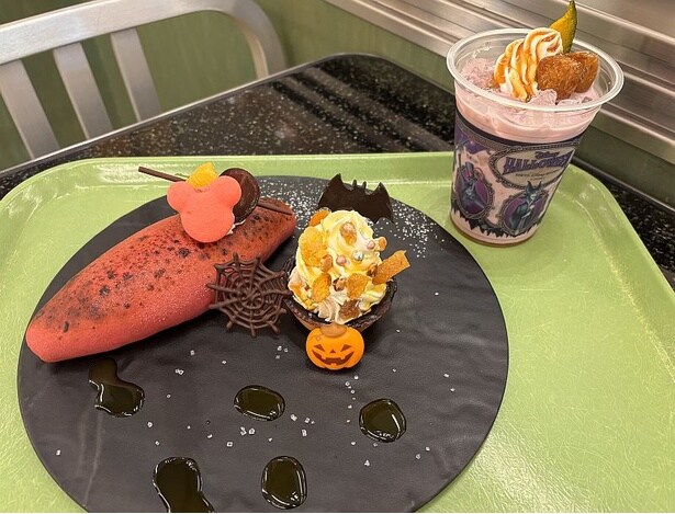 「チックタック・ダイナー」の「“ディズニー・ハロウィーン”スペシャルセット」とスぺシャルドリンク(左から)。フレークやナッツで華やかにデコレーションされたパフェタルト(写真中央)が目を引く