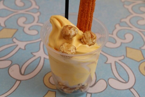 豪華な「ハロウィーンサンデー(パンプキンソフトクリーム&チュロス)」(850円)も登場!