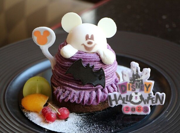 【写真】ディズニーアンバサダーホテル「ハイピリオン・ラウンジ」のケーキもハロウィーン仕様に!こちらは「無花果のコンフィテュール入り紫芋クリームとナッツのタルト」