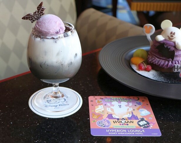 「ハイピリオン・ラウンジ」の「“ディズニー・ハロウィーン”スペシャルドリンク」(1600円 オリジナルコースター付き)では、黒ごまや紫芋アイス、ココアビスケットの味が楽しめる