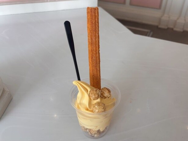 「ハロウィーンサンデー(パンプキンソフトクリーム&チュロス)」には長~いチュロスが付いている