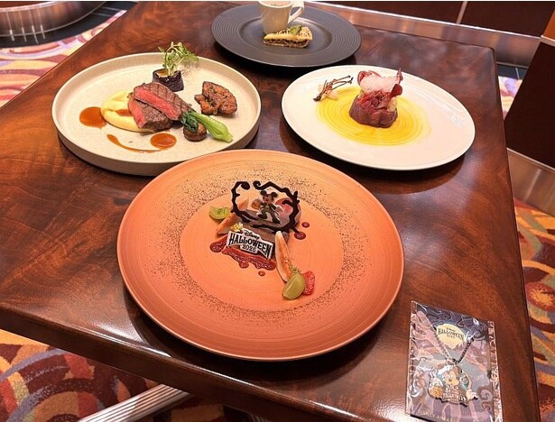 こちらは同ホテルの「エンパイア・グリル」で提供中の「“ディズニー・ハロウィーン”スペシャルディナー」(1万3800円)。メインは国産牛サーロインのグリル。特別な日のディナーにぴったりだ
