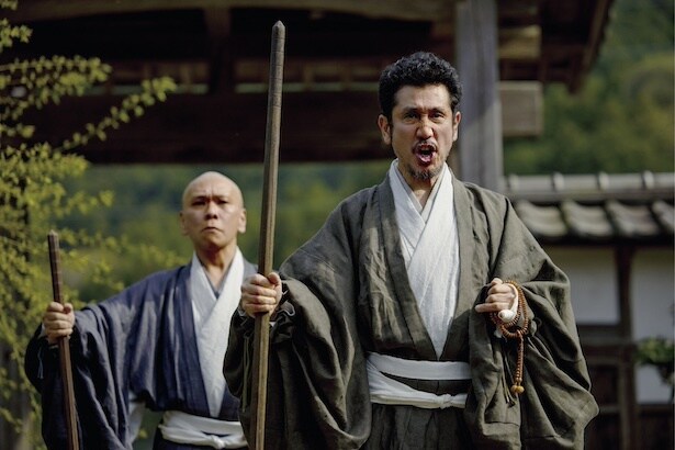 渋川清彦さん演じる田舎町の不良の修験道者・関屋鉄平