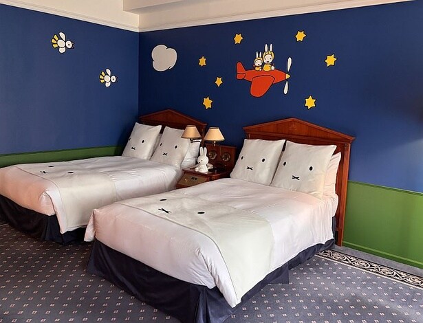 壁には“ミッフィーとパイロットのおじさんが飛行機に乗って旅をする”心ときめく様子が描かれている