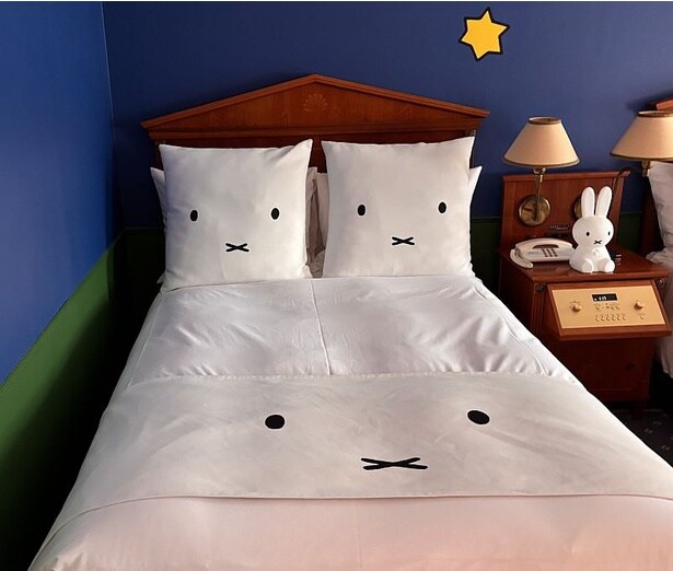 ミッフィーの顔が描かれたクッション