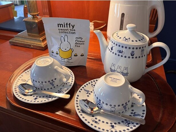 お部屋では特別なカップ&ソーサーでミッフィー印の紅茶を楽しめる