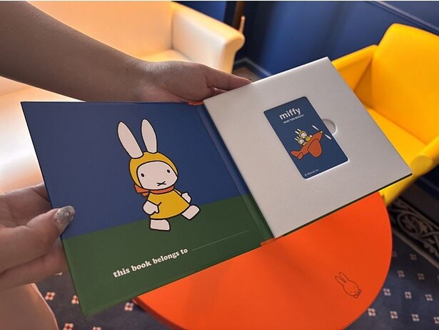 ミッフィールーム宿泊者を対象にプレゼントされる、絵本をモチーフにしたブックレット&ルームキー。ブックレットのデザインも今回新たに登場