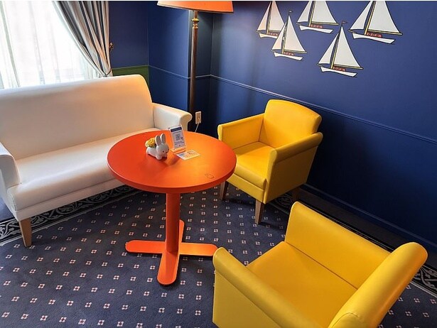 ソファやテーブルまでディック・ブルーナカラー!ミッフィーをモチーフにした家具やぬいぐるみなども置かれている