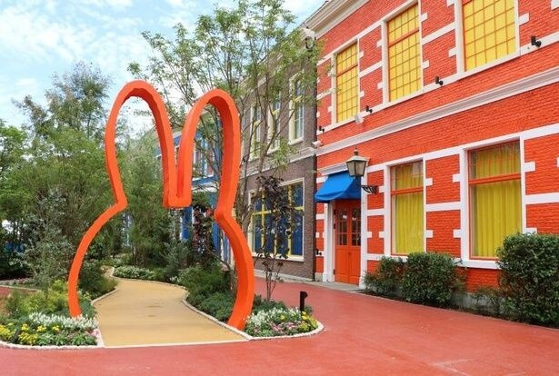 カラフルな建物が並ぶ「ミッフィー・ワンダースクエア」