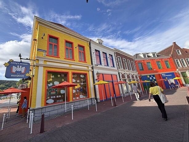 2025年9月に誕生したばかり!“ブルーナ”カラーがあしらわれた「ミッフィーのドリームストーリーブック」の建物。ここでは“世界に1つしかない絵本”を作ることができる