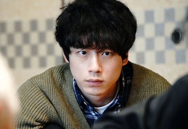 桂介は天才棋士として輝かしい活躍をみせていたが、自信に満ち溢れる姿からは想像できない壮絶な過去を歩んできた...