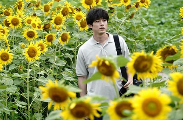 主題歌の“口笛バージョン”が流れる向日葵畑のシーン