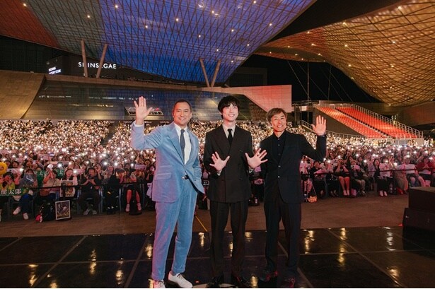  第30回釜山国際映画祭オープニングセレモニーに、主演の坂口健太郎さん、共演の渡辺謙さん、熊澤尚人監督が登場