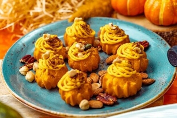 かわいらしいひと口サイズのパンプキンスイーツ。濃厚なかぼちゃの甘みが口の中で広がる「パンプキンシュークリーム」