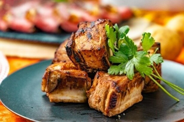 ハワイアンスタイルのスペアリブ。香ばしく焼き上げた豚肉が食欲をそそるボリューム満点のひと皿