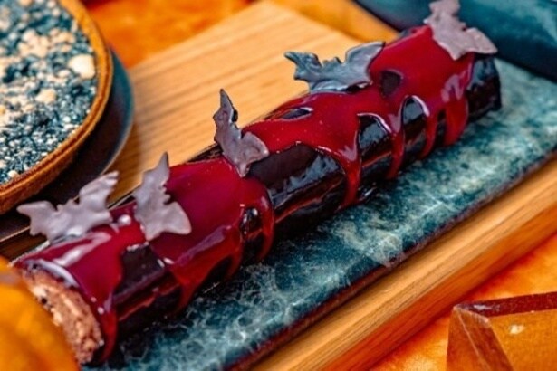 つややかな真紅のソースとコウモリ型チョコが怪しくもかわいい「血の海チョコレートロールケーキ」