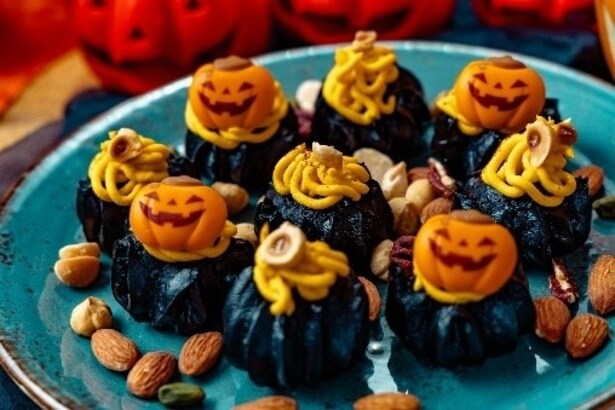 黒いシュー生地にパンプキンクリームをのせた、ハロウィーン気分を盛り上げるダークでポップなスイーツ