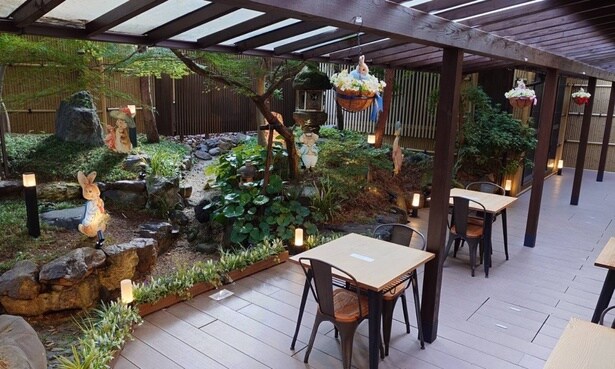 京都・二寧坂店では、物語の世界観を楽しみながら、イートインスペースでゆったりと過ごすことができる