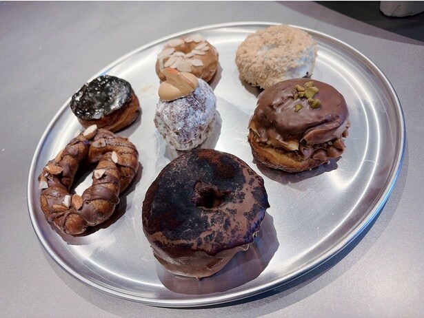 「I’m donut？」の限定商品たち。手前から時計回りに「ティラミス(540円)」「マンハッタン(421円)」「かぼちゃのクリームチーズアマン(432円)」「キャラメルアーモンド(367円)」「キャラメルクランチ(378円)」。真ん中が「アップルシナモンクリーム(518円)」
