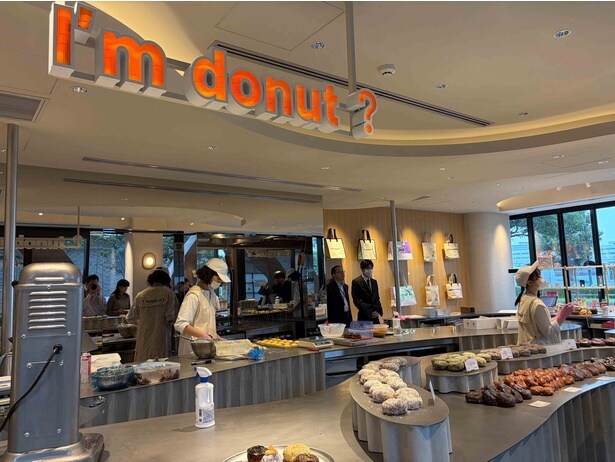 オープンキッチンでドーナツが出来上がるライブ感を感じられる