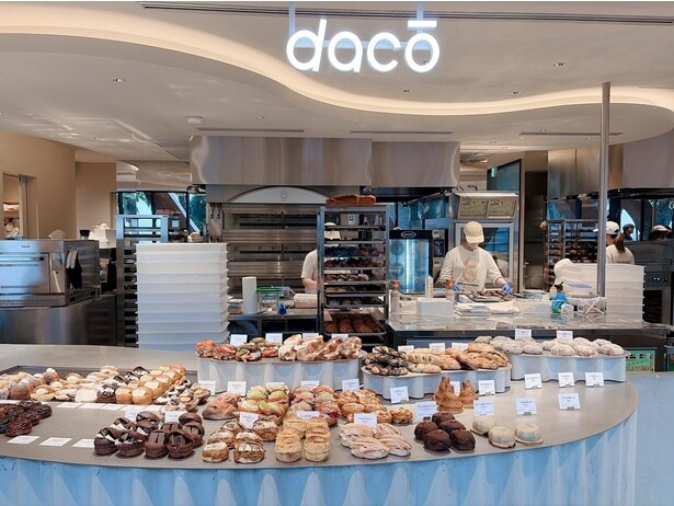 こちらが「dacō」の内観。ドーナツなどが作られている工程を目の前で見ることができる