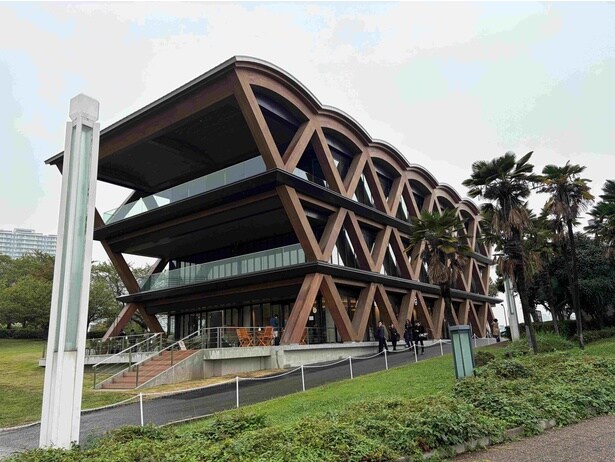 山下泰樹さんによるダイナミックでユニークな建築デザインが目を引く「横浜ティンバーワーフ」