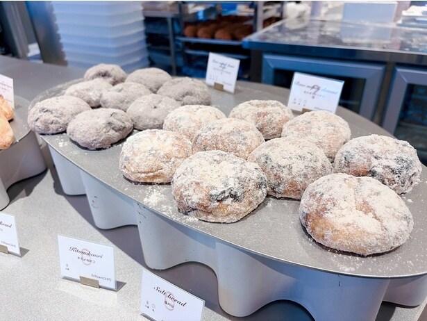 「dacō」の新作「生ナポリドーナツ(270円)」(写真右)と「生ナポリドーナツカカオ(281円)」(写真左)