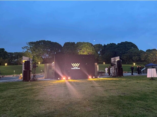 ティンバーワーフの目の前の広場にてパブリックビューイングが行われる