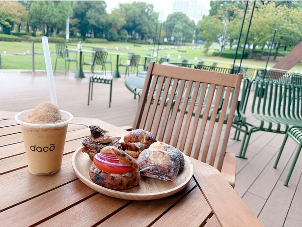 オープンテラスのカフェスペースでは、臨港パークの自然を感じながらゆったりと食事を楽しむことができる
