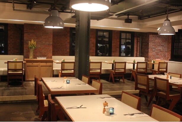 落ち着いた照明のディナーフロア