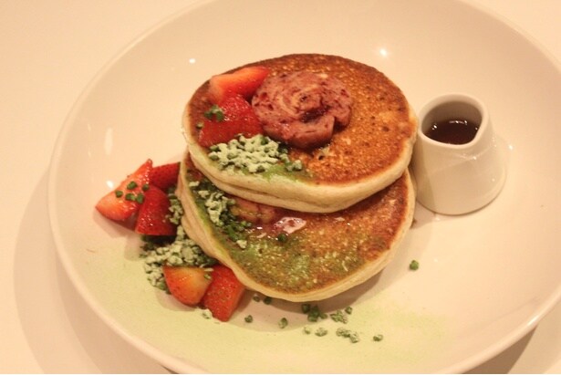 【写真】「bills 横浜赤レンガ倉庫」限定の「ベリーベリーパンケーキ」(2600円)