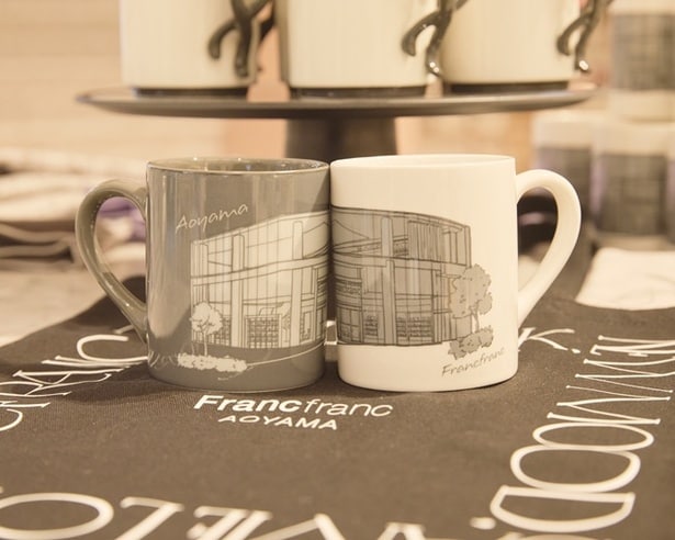 デザイナーこだわりの青山店のイラストがおしゃれなインテリアに