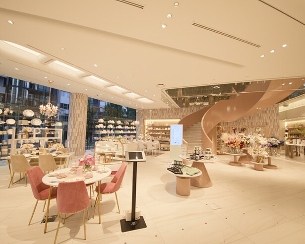 雑貨数を限定し、コーディネート提案に最適化したゆとりある店内に