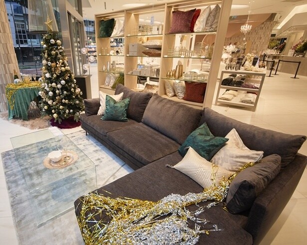 クリスマスイメージの商品もルームセット内に設置され暮らしのイメージがしやすい