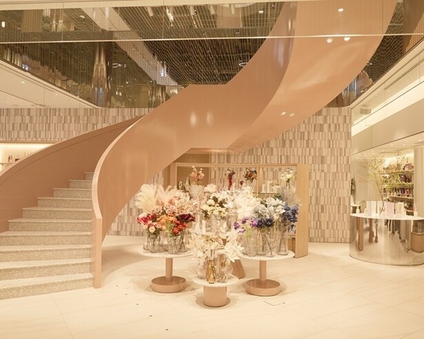 造花やフレグランスを豊富に取りそろえた華やかな売り場に